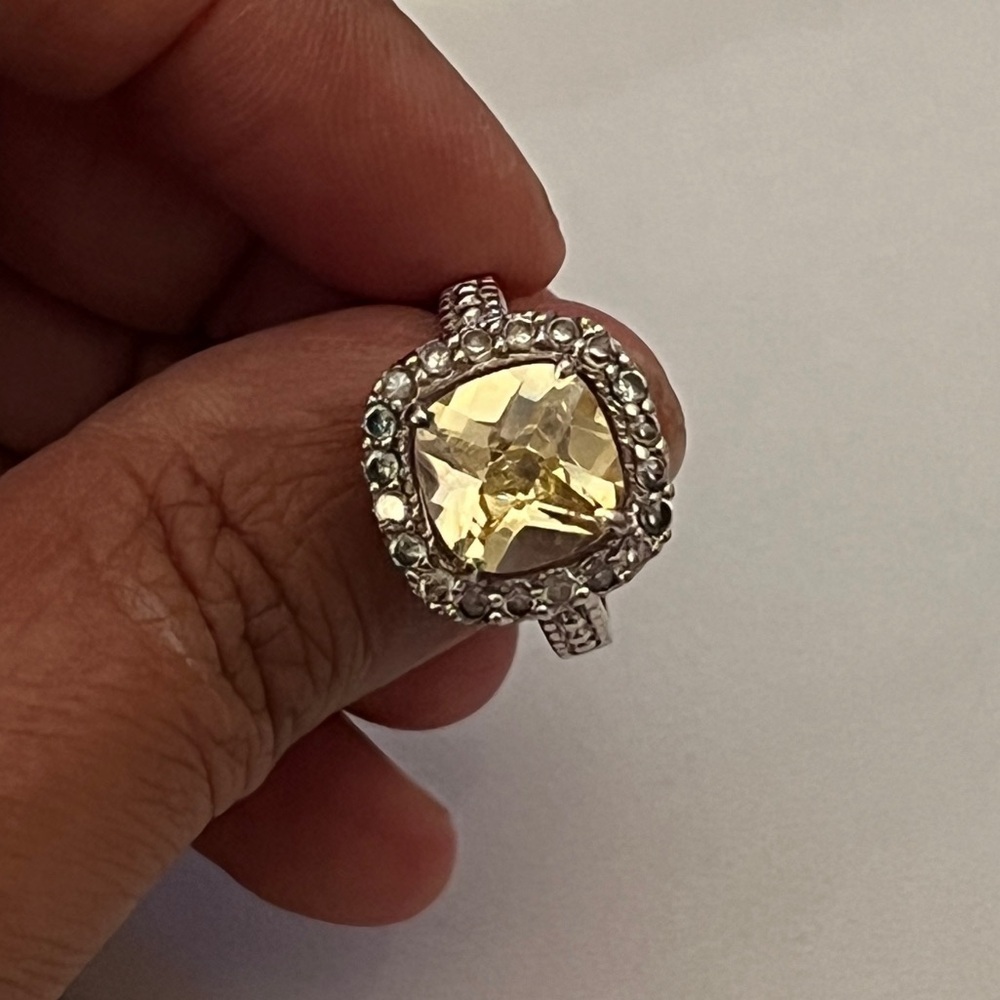Elegant Silver and Yellow Gemstone Ring
